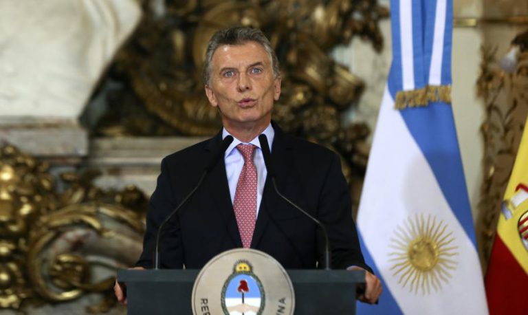 ARGENTINA INICIA CONVERSAÇÕES COM FMI PARA OBTER FINANCIAMENTO