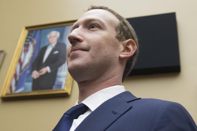 FACEBOOK REORGANIZA-SE MAS ZUCKERBERG MANTÉM-SE NA LIDERANÇA