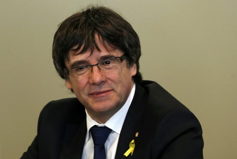 TRIBUNAL CONSTITUCIONAL ESPANHOL SUSPENDE LEI PARA INVESTIR À DISTÂNCIA CARLES PUIGDEMONT