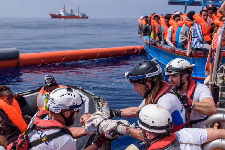 SERVIÇO MARÍTIMO ESPANHOL RESGATA 476 IMIGRANTES NO MAR MEDITERRÂNEO