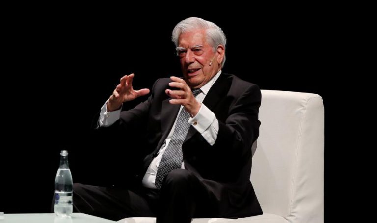 ESCRITOR VARGAS LLOSA PARTICIPA PELA 1.ª VEZ NO HAY FESTIVAL NA SUA CIDADE NATAL