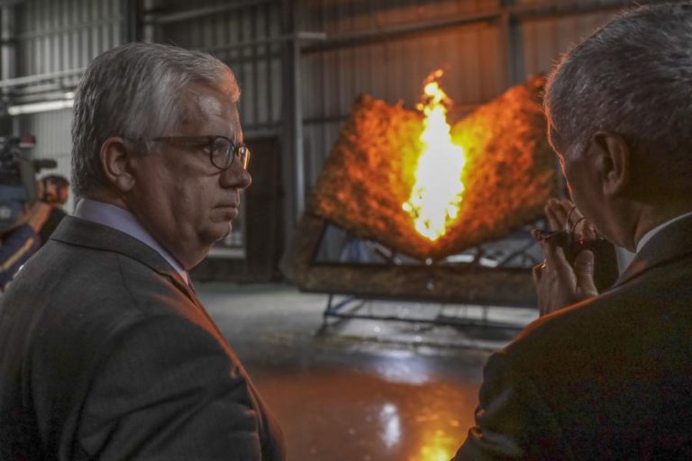 MINISTRO PROMETE APURAMENTO DE TODA A VERDADE E RETIRADA DE CONSEQUÊNCIAS DOS INCÊNDIOS