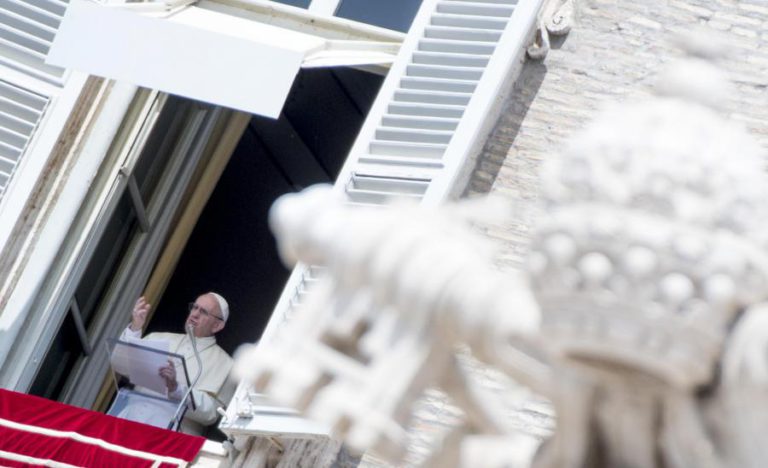 PAPA LAMENTA ATENTADOS CONTRA IGREJAS NA INDONÉSIA E PEDE FIM DA VIOLÊNCIA