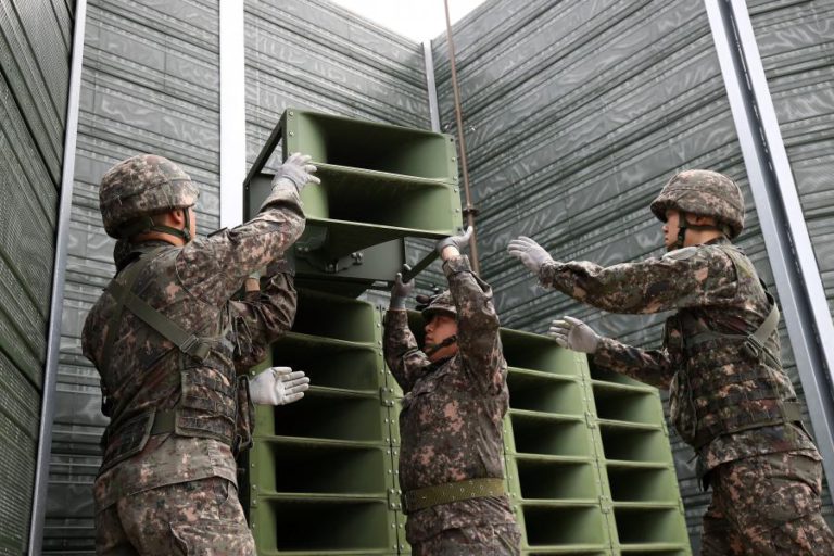 COREIAS DESMANTELAM ALTIFALANTES DA GUERRA FRIA USADOS PARA DIFUSÃO DE PROPAGANDA