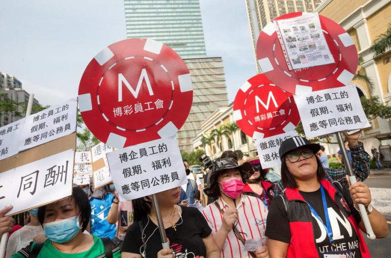 CENTENAS DE TRABALHADORES DO JOGO MANIFESTAM-SE EM MACAU NO 1º DE MAIO