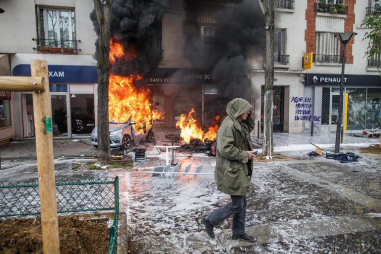 1.º MAIO: CONFRONTOS ENTRE GRUPOS RADICAIS E POLÍCIA NO CENTRO DE PARIS