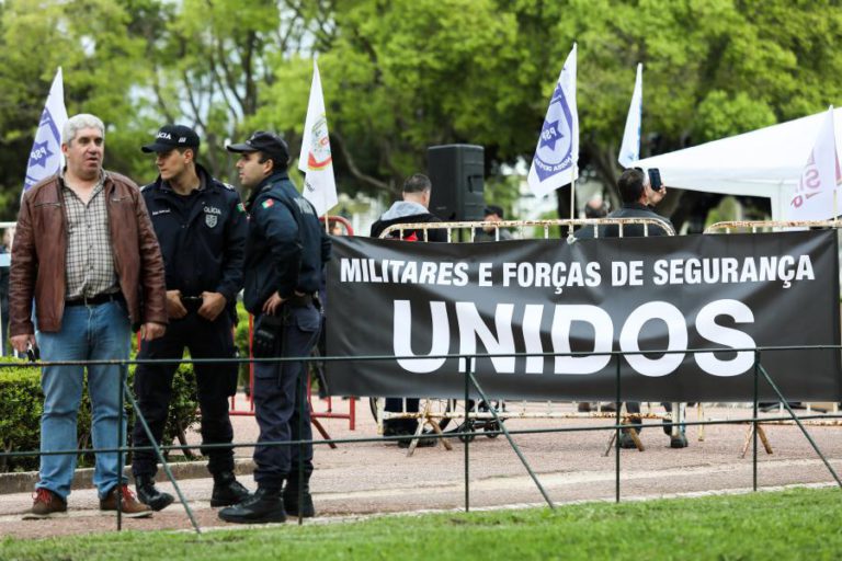 POLÍCIAS E MILITARES CONTINUAM VIGÍLIA APÓS ENCONTRO COM CHEFE DA CASA MILITAR DA PR
