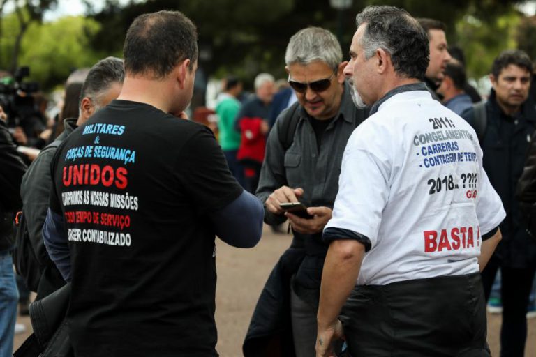 POLÍCIAS E MILITARES INICIAM VIGÍLIA POR TEMPO INDETERMINADO
