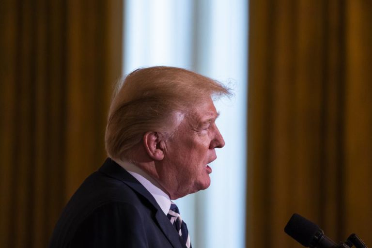 TRUMP DIZ QUE AVENÇA PAGA A ADVOGADO COBRIA PAGAMENTO A ATRIZ PORNO