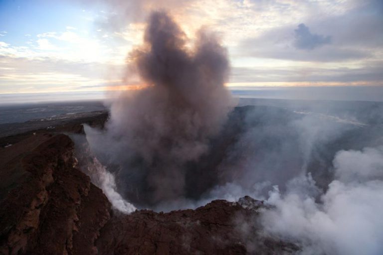 VULCÃO KILAUEA, NO HAVAI, ENTRA DE NOVO EM ERUPÇÃO E APROXIMA-SE DE HABITAÇÕES