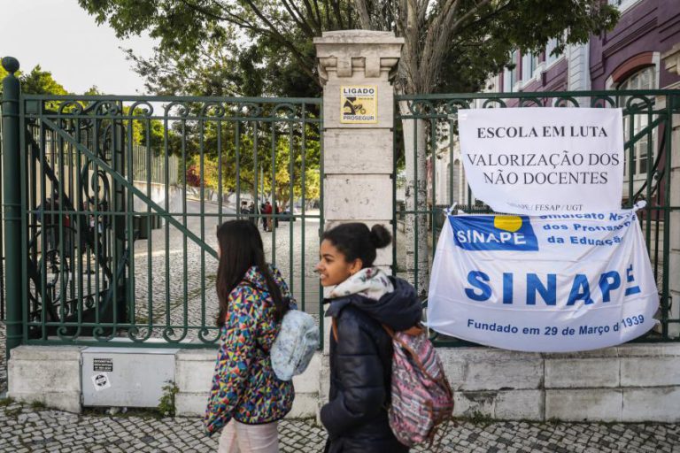 ESCOLAS ENCERRADAS E SERVIÇOS FECHADOS EM TODO O PAÍS DEVIDO A GREVE