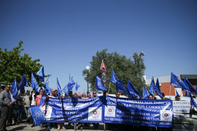 QUESTÕES PROFISSIONAIS E DE CARREIRA JUNTAM 150 POLÍCIAS EM AÇÃO DE PROTESTO
