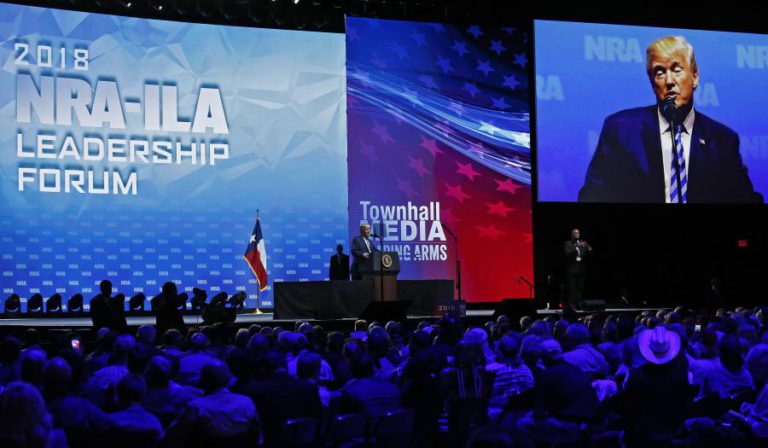 TRUMP GARANTE QUE LOBBY DAS ARMAS NUNCA ESTARÁ AMEAÇADO ENQUANTO FOR PRESIDENTE