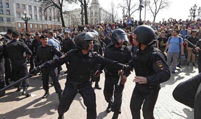 MAIS DE 1.000 PESSOAS DETIDAS EM MANIFESTAÇÕES ANTI-PUTIN NA RÚSSIA