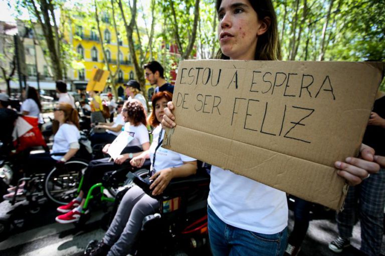JOÃO DESCEU HOJE EM CADEIRA DE RODAS A AV. DA LIBERDADE PARA LUTAR PELO SEU DIREITO À INDEPENDÊNCIA