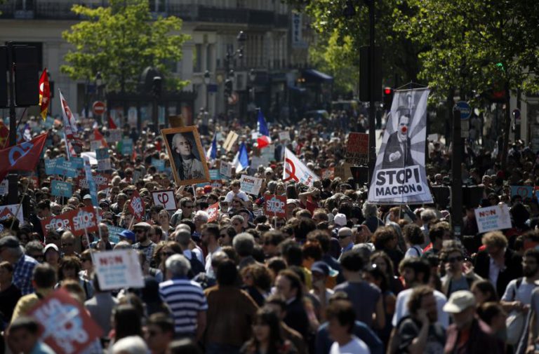 MILHARES DE MANIFESTANTES DESFILAM EM PARIS PARA “FESTEJAR MACRON” EM IRONIA