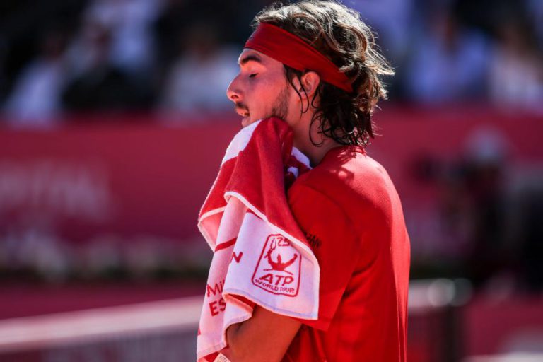 STEFANOS TSITSIPAS LAMENTA “ERROS ESTÚPIDOS” CONTRA JOÃO SOUSA