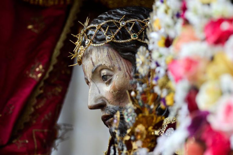 PROCISSÃO VOLTA HOJE A PERCORRER PONTA DELGADA COM IMAGEM DO SANTO CRISTO EM DESTAQUE