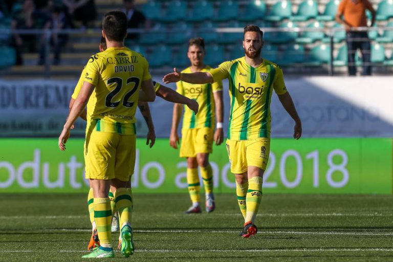 VITÓRIA DE GUIMARÃES VENCE EM TONDELA E SOBE AO SÉTIMO LUGAR DA I LIGA