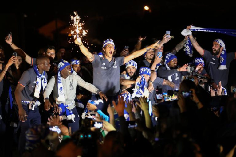 SÉRGIO CONCEIÇÃO DEDICA TÍTULO AOS PAIS E DISTRIBUI MÉRITOS