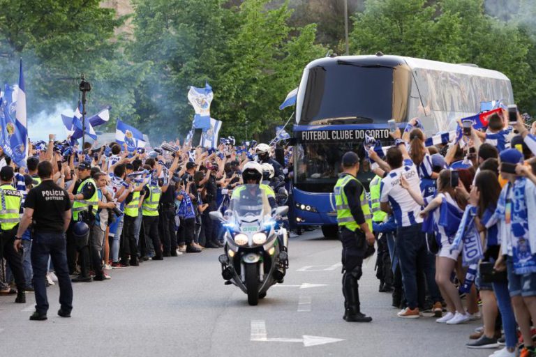 EQUIPA PORTISTA RECEBIDA EM EUFORIA NA CHEGADA AO DRAGÃO