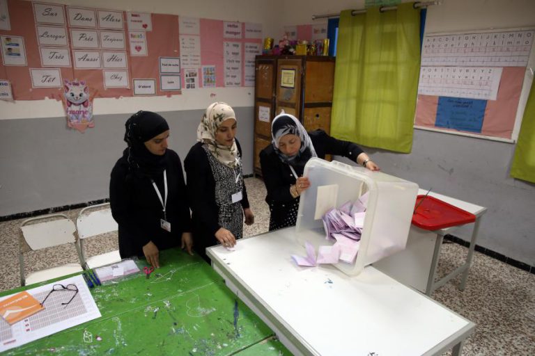 ELEIÇÕES MUNICIPAIS NA TUNÍSIA COM 33,7% DE VOTANTES