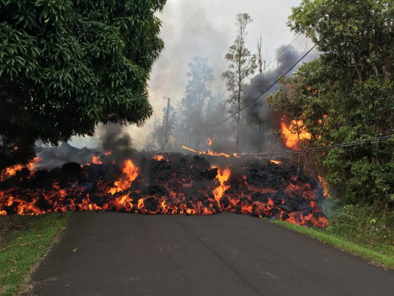 ERUPÇÃO EXPLOSIVA DE VULCÃO NO HAVAI PODE LANÇAR PEDRAS DO TAMANHO DE FRIGORÍFICOS A QUILÓMETROS