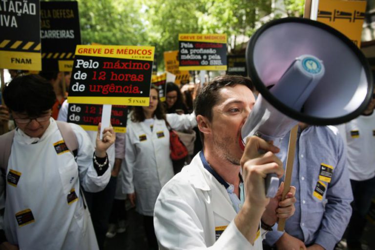 SEGUNDO DIA DE GREVE DOS MÉDICOS COM VÁRIAS UNIDADES COMPLETAMENTE PARALISADAS