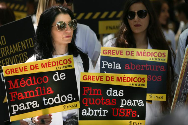 ADESÃO À GREVE DOS MÉDICOS ENTRE 85 E 95%, SEGUNDO BALANÇO DOS SINDICATOS