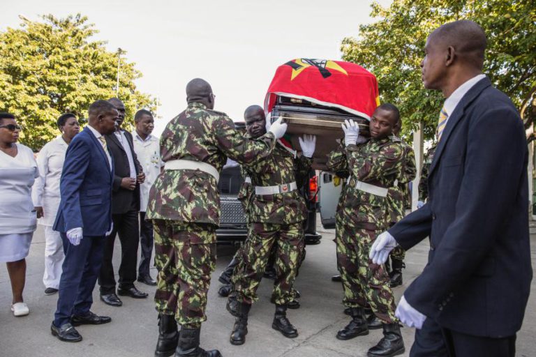 URNA DE DHLAKAMA EM CÂMARA ARDENTE NO LARGO DA ESTAÇÃO FERROVIÁRIA DA BEIRA
