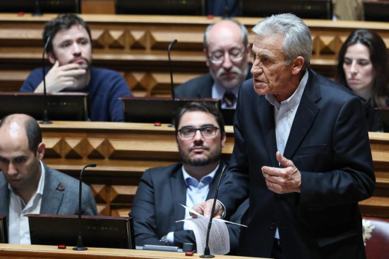 PCP DEFENDE 35 HORAS SEMANAIS PARA ALIVIAR 240 POR ANO A CADA TRABALHADOR