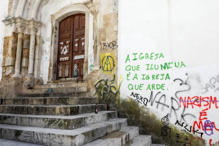 CÂMARA DE COIMBRA ADMITE VIDEOVIGILÂNCIA NA ALTA PARA COMBATER PICHAGENS