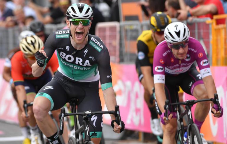 GIRO: SAM BENNETT CONQUISTA SEGUNDA VITÓRIA NA PROVA, SIMON YATES SEGUE LÍDER
