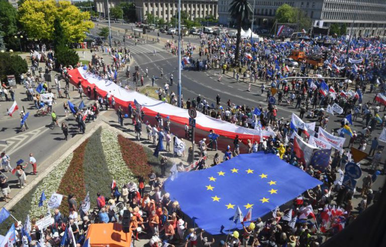 MILHARES DE PESSOAS PROTESTAM NA POLÓNIA CONTRA GOVERNO CONSERVADOR