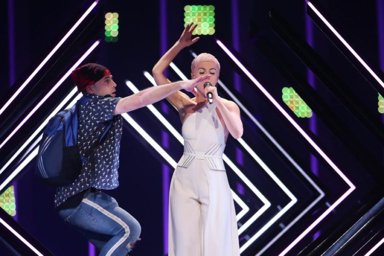 ATUAÇÕES DA FINAL DA EUROVISÃO MARCADAS POR INVASÃO DE PALCO QUE LEVOU A UMA DETENÇÃO