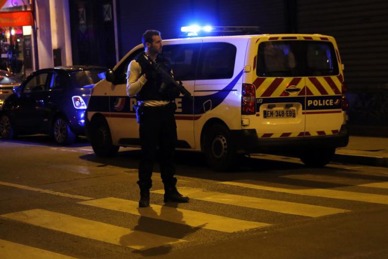 HOMEM ARMADO COM FACA MATA UMA PESSOA E FERE QUATRO EM PARIS