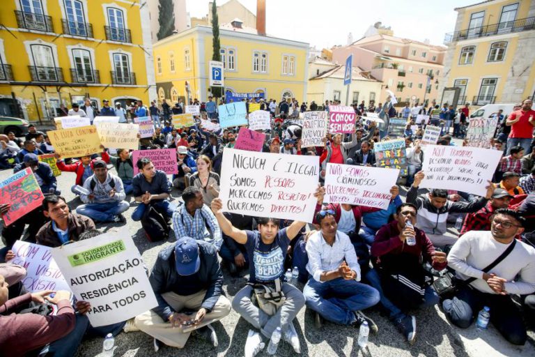 MAIS DE UMA CENTENA DE IMIGRANTES EM PROTESTO CONTRA FALTA DE DOCUMENTOS