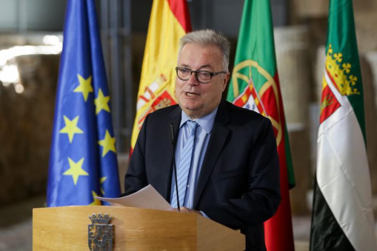 MINISTRO DA CULTURA FELICITA REPRESENTANTES DO CINEMA PORTUGUÊS NO FESTIVAL DE CANNES