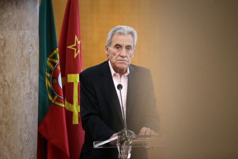 JERÓNIMO DE SOUSA ACUSA PS DE SE ALIAR À DIREITA CONTRA OS DIREITOS DOS  TRABALHADORES