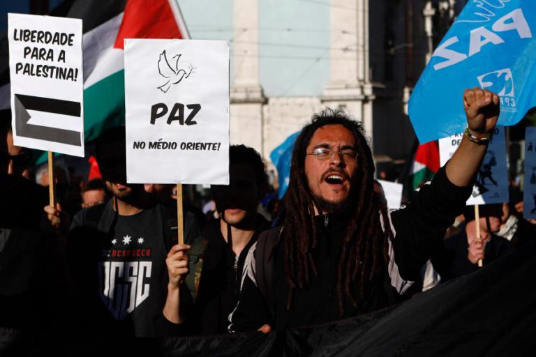 300 PESSOAS PROTESTAM EM LISBOA CONTRA AGRESSÃO A PALESTINIANOS