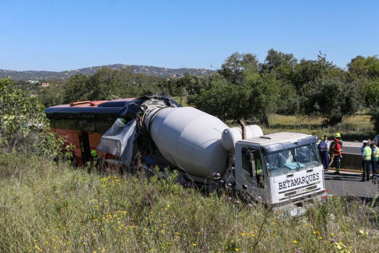 QUINZE FERIDOS DO ACIDENTE COM AUTOCARRO NA VIA DO INFANTE SÃO TODOS ESTRANGEIROS