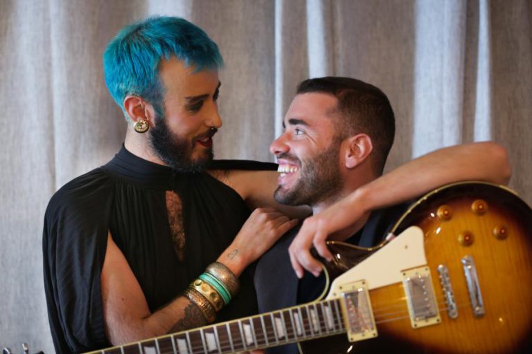 SILÊNCIO, QUE SE VAI CANTAR O FADO BICHA
