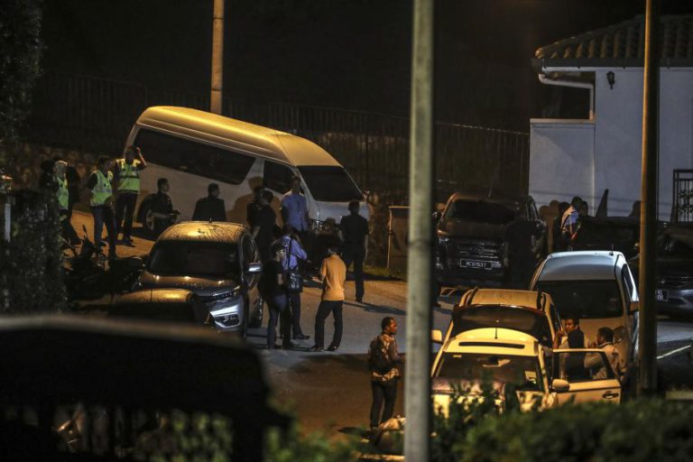 POLÍCIA DA MALÁSIA FAZ BUSCAS EM CASA DO EX-PRIMEIRO MINISTRO NAJIB RAZAK