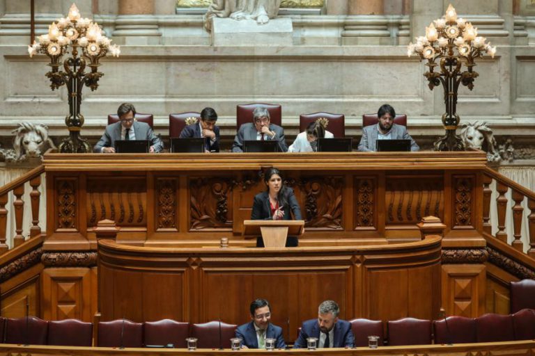 AR APROVA DIPLOMAS QUE PERMITEM AO FISCO ACEDER A CONTAS ACIMA DE 50 MIL EUROS