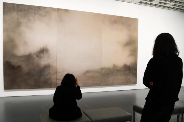 ARTISTA MICHAEL BIBERSTEIN CRIAVA PARA “DESACELERAR A PERCEPÇÃO”