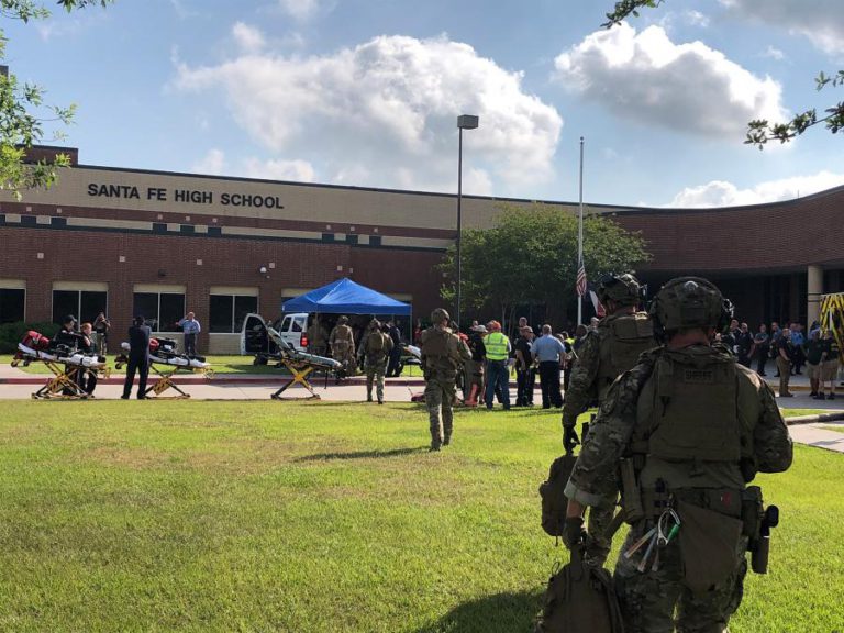 ENTRE OITO E DEZ MORTOS EM TIROTEIO NUMA ESCOLA DO TEXAS