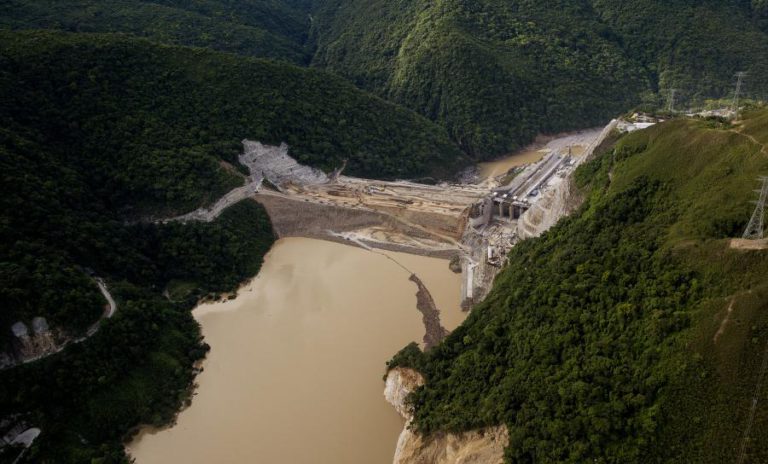 MAIS DE 25 MIL PESSOAS RETIRADAS DEVIDO A POSSÍVEL DESMORONAMENTO DE BARRAGEM NA COLÔMBIA