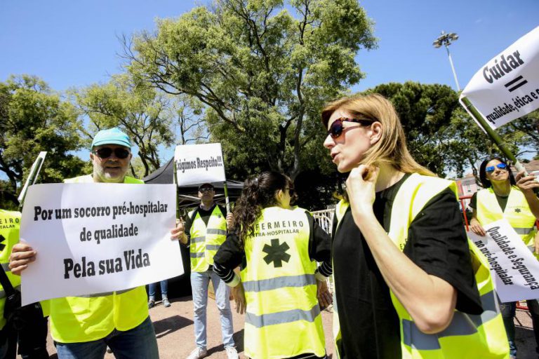 ALGUMAS CENTENAS DE ENFERMEIROS PEDEM A MARCELO AJUDA JUNTO DO GOVERNO