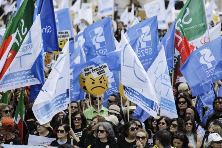 MILHARES DE PROFESSORES DE TODO O PAÍS CONCENTRADOS EM LISBOA