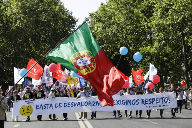MILHARES DE PROFESSORES EM PROTESTO ADMITEM GREVE AINDA ESTE ANO LETIVO